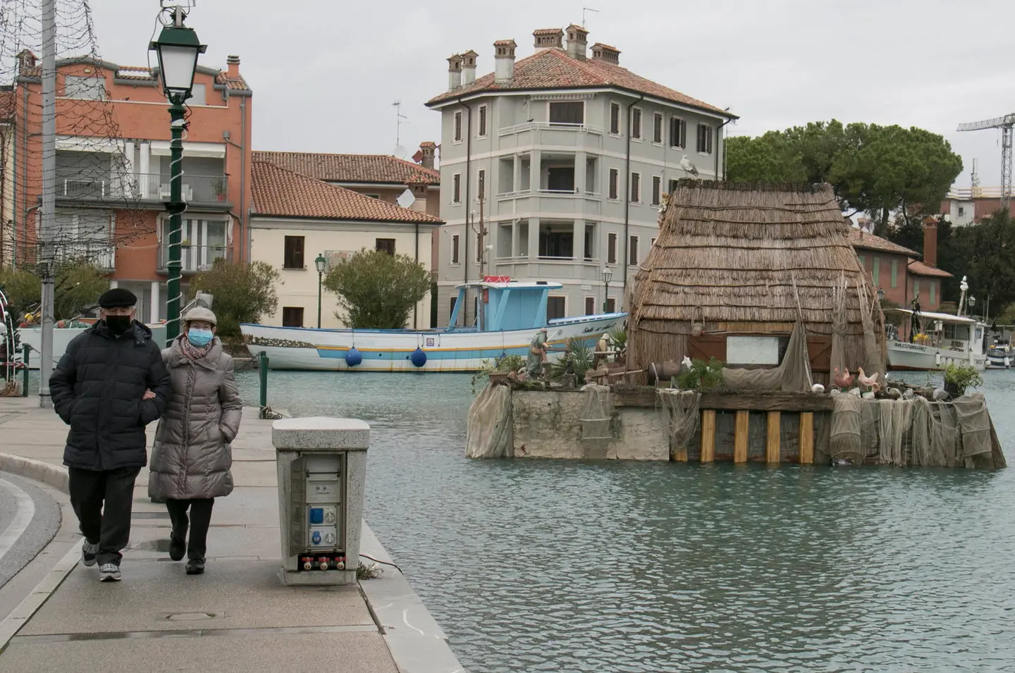 Una pasegiata sulla spiaggia mentre in centro il tradizionale presepe del porto, vista l’alta marea, era rasente alla strada; l’acqua è uscita in qualche punto, specie nella notte, tutte le precauzioni a tutela di mezzi e abitazioni sono state prese a Grado. Fotoservizio Katia Bonaventura