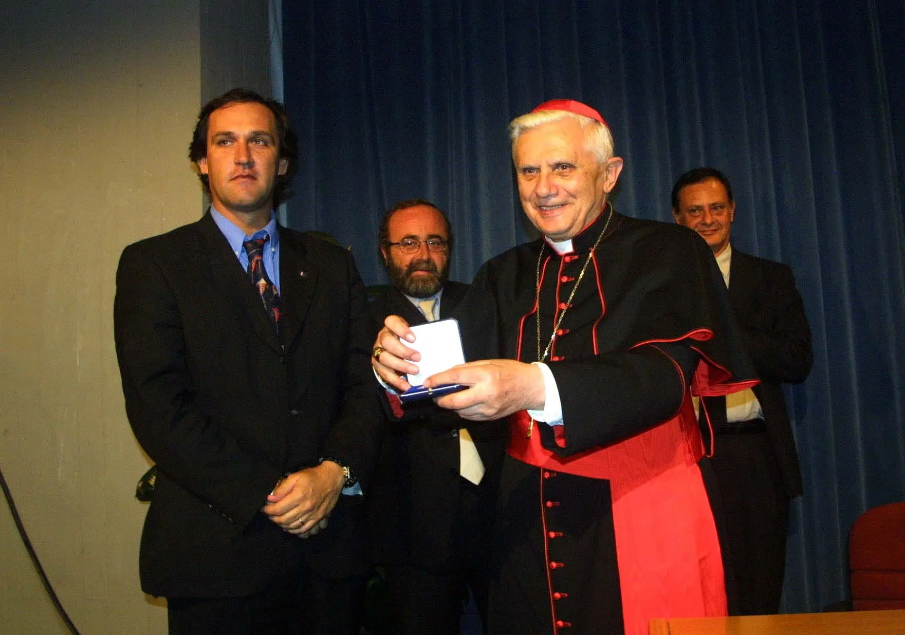In questa galleria fotografica di Andrea Lasorte, l'allora Cardinale Ratzinger in visita a Trieste nel 2002. Lo ricordiamo così all'Auditorium del Revoltella, il 20 settembre, per partecipare ad un convegno della Fondazione Liberal sul Pensiero Filosofico e la mattina del 21 settembre, quando celebrò la messa nella chiesa del Rosario