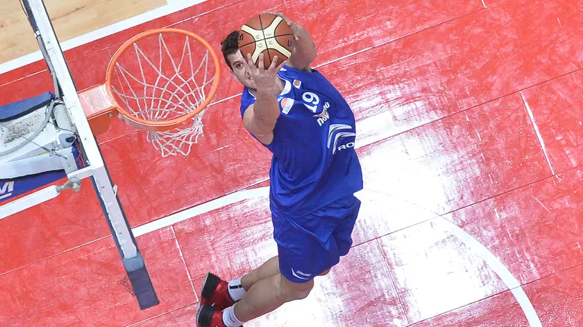 Vincenzo Pipitone schiaccia (Foto Lnp)