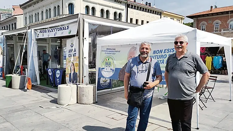 Ingorgo di gazebo elettorali in piazza. Grimolizzi e Orlando