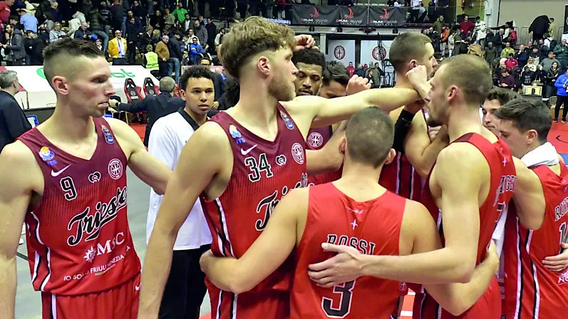 I giocatori di Trieste riuniti al termine dell’ultimo match perso contro Brescia Foto Bruni