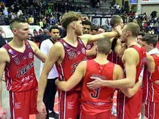 I giocatori di Trieste riuniti al termine dell’ultimo match perso contro Brescia Foto Bruni