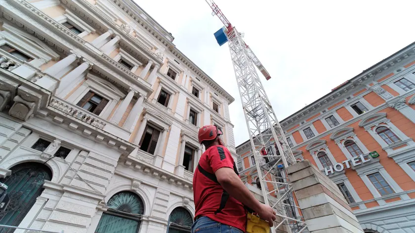 La gru davanti a Palazzo Kalister Foto Silvano