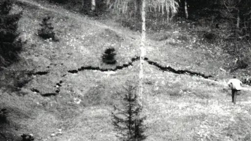 Una fessura che si era creata nel terreno nella foto di Edoardo Semenza