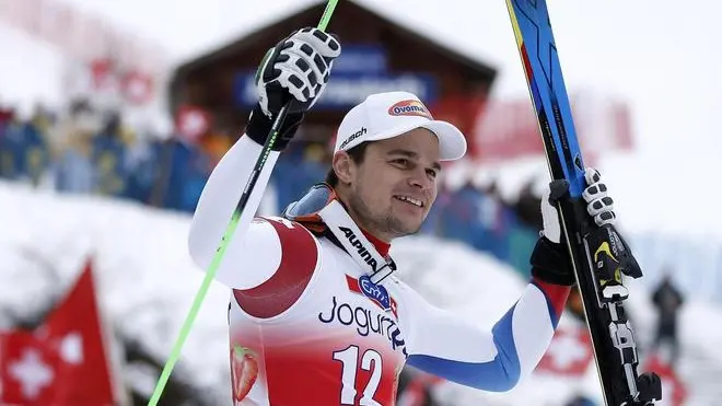 epa04028705 Patrick Kueng of Switzerland celebrates while walking to the podium after winning the downhill race at the FIS Ski World Cup at the Lauberhorn in Wengen, Switzerland, Saturday, January 18, 2014. EPA/PETER KLAUNZER