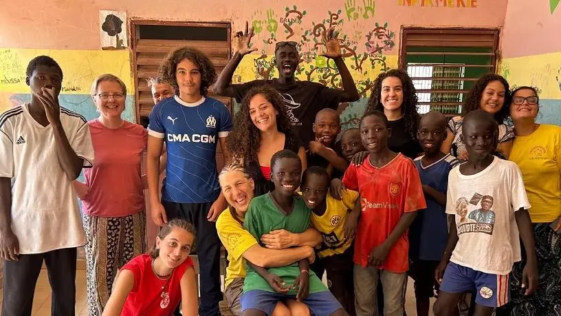 Una foto di gruppo con i volontari e i bambini africani