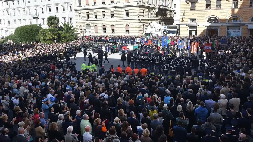 La folla ai funerali di Stato di Matteo Demenego e Pierluigi Rotta