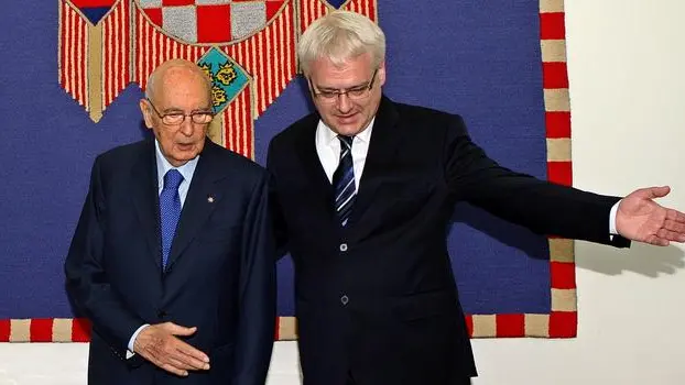 epa02822969 Croatian President Ivo Josipovic (R) welcomes to Italian President Giorgio Napolitano (L) during his one day visit to the Croatian capital, Zagreb , 14 July 2011. EPA/ANTONIO BAT