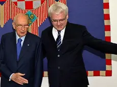 epa02822969 Croatian President Ivo Josipovic (R) welcomes to Italian President Giorgio Napolitano (L) during his one day visit to the Croatian capital, Zagreb , 14 July 2011. EPA/ANTONIO BAT