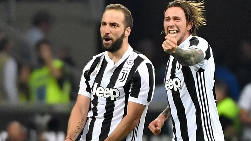 Juventus' Gonzalo Higuain (L) jubilates with his teammate Federico Bernardeschi after scoring the goal during the Italian Serie A soccer match FC Inter vs Juventus Fc at the Giuseppe Meazza stadium in Milan, Italy, 28 April 2018. .ANSA/DANIEL DAL ZENNARO
