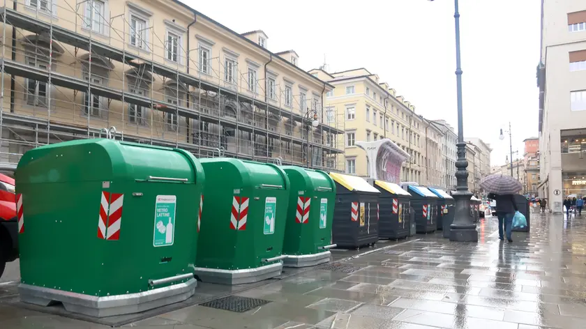 Lasorte Trieste 11/11/19 - Piazza della Borsa, Cassonetti Rifiuti