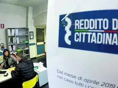 Un cittadino alle prese con modelli Isee e altri documenti da presentare per ottenere il reddito di cittadinanza