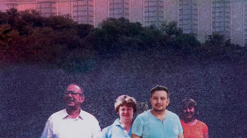 L’immagine della locandina del film documentario “Un nemico invisibile” che segue la vicenda di Riccardo Rasman morto nel 2006