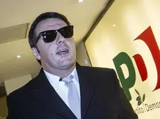 Il segretario Matteo Renzi lascia la sede del Pd al termine della riunione di segreteria a Roma 15 gennaio 2014 ANSA/ANGELO CARCONI