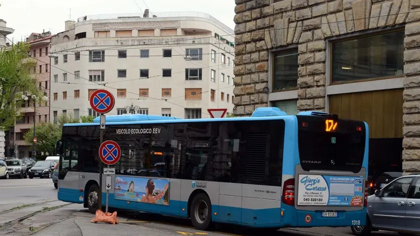 Foto BRUNI 28.04.17 ATR linea 17 - la deviazione da via Filzi x piazza Oberdan