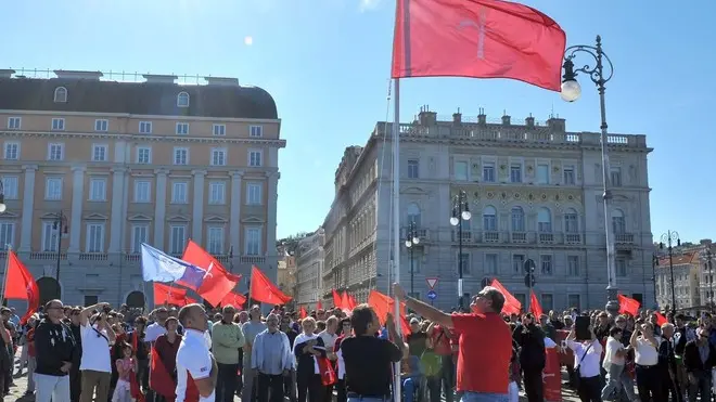 Foto BRUNI TRieste 16.09.12 manifestazione con alza bandiera sul Molo Audace di Trieste Libera