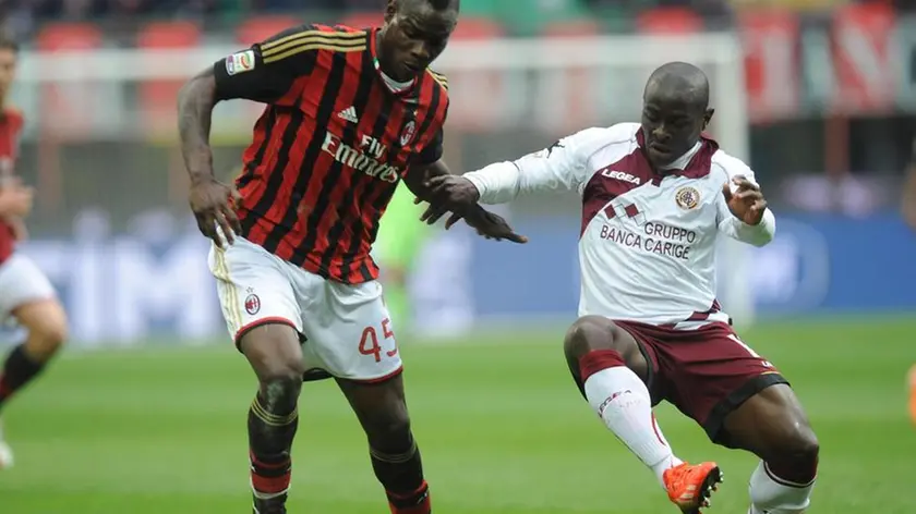 Milan's Mario Balotelli (L) and Livorno's Jonny Mosquera in action during the Italian Serie A soccer match AC Milan vs AS Livorno at Giuseppe Meazza stadium in Milan, Italy, 19 April 2014..ANSA/DANIELE MASCOLO