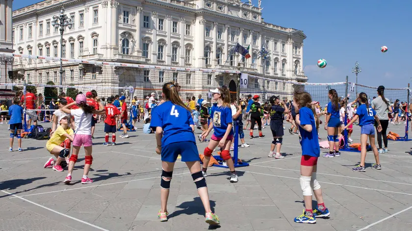 Una manifestazione di minivolley in piazza Unità