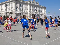 Una manifestazione di minivolley in piazza Unità