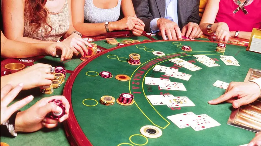 Lo sbarco degli 'americani' in Italia fu una rivoluzione. 30 anni fa, il primo settembre del 1981, l'arrivo dei giochi americani nelle sale del Casino' di Saint-Vincent, il primo a sperimentarli in Italia, rappresento' per la clientela dei tavoli verdi una novita' che contagio' subito le altre case da gioco. Black jack, Slot machine e Roulette americana, giochi veloci e accessibili, con minimi di puntata piu' bassi, furono subito avvertiti 'alla portata di tutti' rispetto ai piu' paludati ed elitari Chemin de fer, Trente quarante e Roulette francese..ANSA/UFFICIO STAMPA CASINO' SAINT-VINCENT.+++EDITORIAL USE ONLY - NO SALES+++