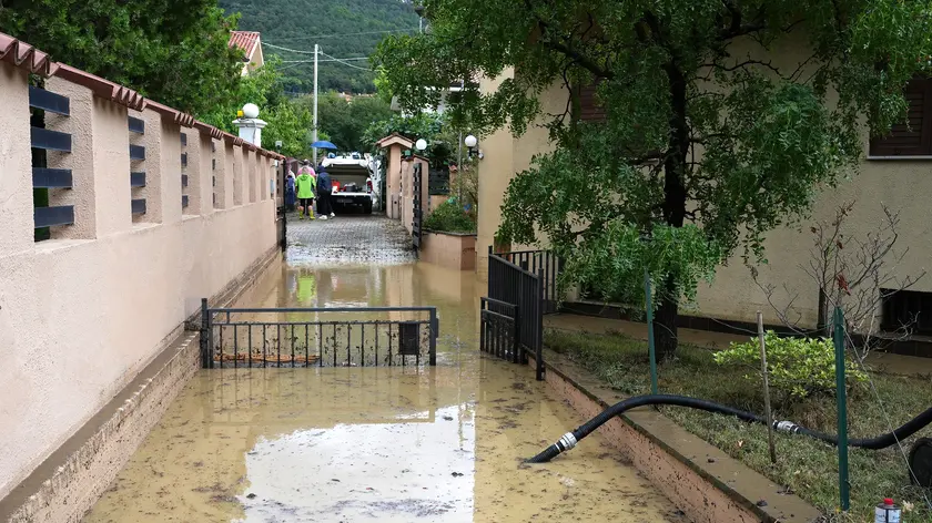 Il giardino di un’abitazione a Dolina allagato Foto Massimo Silvano