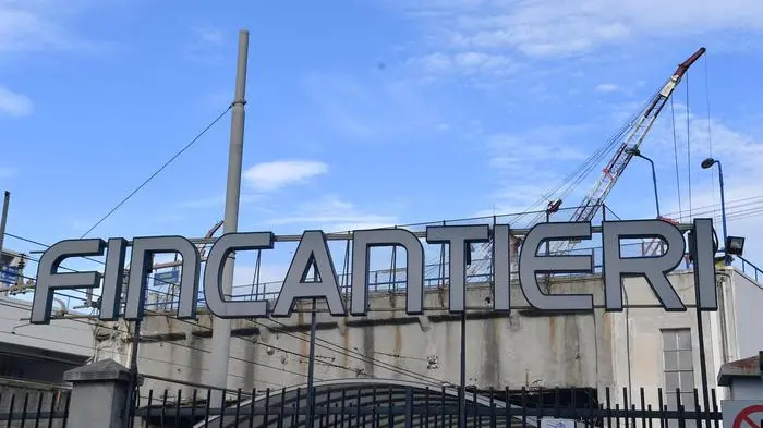 Un momento della manifestazione delle organizzazioni sindacali davanti ai cancelli della Fincantieri dopo la morte di Salvatore Lombardo, un carpentiere di 43 anni caduto da dieci metri mentre stava lavorando su una impalcatura nel bacino di carenaggio a Fincantieri a Sestri Ponente, 14 giugno 2018 ANSA/LUCA ZENNARO