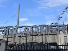 Un momento della manifestazione delle organizzazioni sindacali davanti ai cancelli della Fincantieri dopo la morte di Salvatore Lombardo, un carpentiere di 43 anni caduto da dieci metri mentre stava lavorando su una impalcatura nel bacino di carenaggio a Fincantieri a Sestri Ponente, 14 giugno 2018 ANSA/LUCA ZENNARO