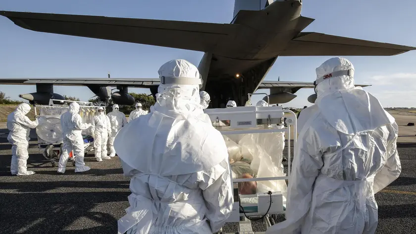 Un'esercitazione di un team specializzato nel bio-contenimento, formato da personale dell'Aereonautica Militare e dell'Istituto per le malattie infettive 'Lazzaro Spallanzani', Pratica di Mare 9 aprile 2019. ANSA/GIUSEPPE LAMI