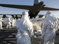 Un'esercitazione di un team specializzato nel bio-contenimento, formato da personale dell'Aereonautica Militare e dell'Istituto per le malattie infettive 'Lazzaro Spallanzani', Pratica di Mare 9 aprile 2019. ANSA/GIUSEPPE LAMI