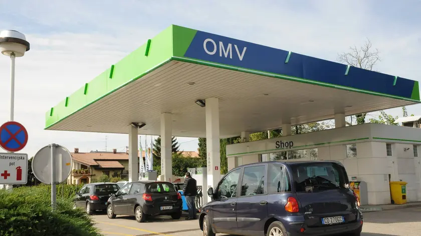 Fila a una distributore sloveno a Vipulzano, al confine con San Floriano del Collio