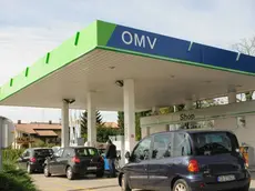 Fila a una distributore sloveno a Vipulzano, al confine con San Floriano del Collio