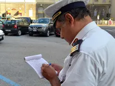 Un agente della polizia locale