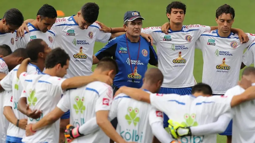 epa04261385 Costa Rican national soccer team head coach Jorge Luis Pinto talks to his players during a training session in Santos, Brazil, 16 June 2014, Costa Rica will face Italy at Arena Pernambuco stadium in Recife for D group in Fifa World Cup 2014 this 20 June 2014. EPA/PAOLO AGUILAR