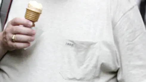OBESITA': APERTA VIA A FUTURI FARMACI BRUCIAGRASSI. Una persona sovrappeso in un'immagine d'archivio del 2 maggio 2005 a Roma. Una ricerca italiana segna l'ultimo atto della possibilita' di progettare futuri farmaci bruciagrassi capaci di trasformare il tessuto adiposo bianco, che accumula calorie, nel tessuto adiposo bruno, che invece le brucia. Sono infatti state osservate per la prima volta cellule umane in piena fase di trasformazione da un tessuto all'altro. Oltre a questa scoperta, pubblicata sull'American Journal of Physiology dal gruppo dell'Universita' Politecnica delle Marche coordinato da Saverio Cinti, presidente della Societa' Italiana dell'obesita', la comunita' scientifica internazionale ha riconosciuto ufficialmente la teoria della trasformazione del tessuto adiposo bianco in bruno, dopo averla contestata per anni. Lo ha fatto nella rassegna pubblicata dalla maggiore rivista internazionale sul metabolismo, Cell Metabolism. ANSA / FRANCESCA RUGGIERI / ARCHIVIO / PAL
