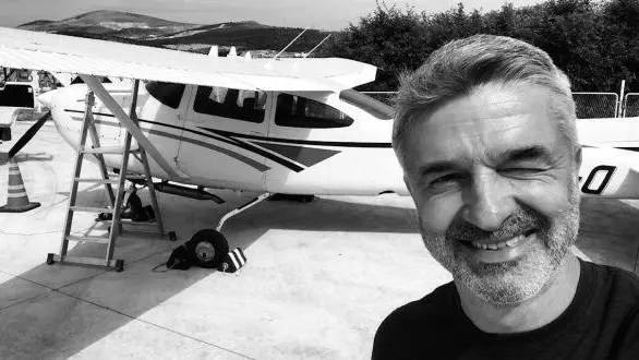 Il passeggero croato Joško Sladojević prima di partire a bordo del Cessna da Spalato, la sua ultima foto con il velivolo alle spalle. Foto Slobodna Dalmacija
