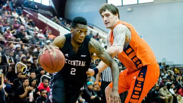 Jordan Parks in palleggio con la maglia di Nc Central