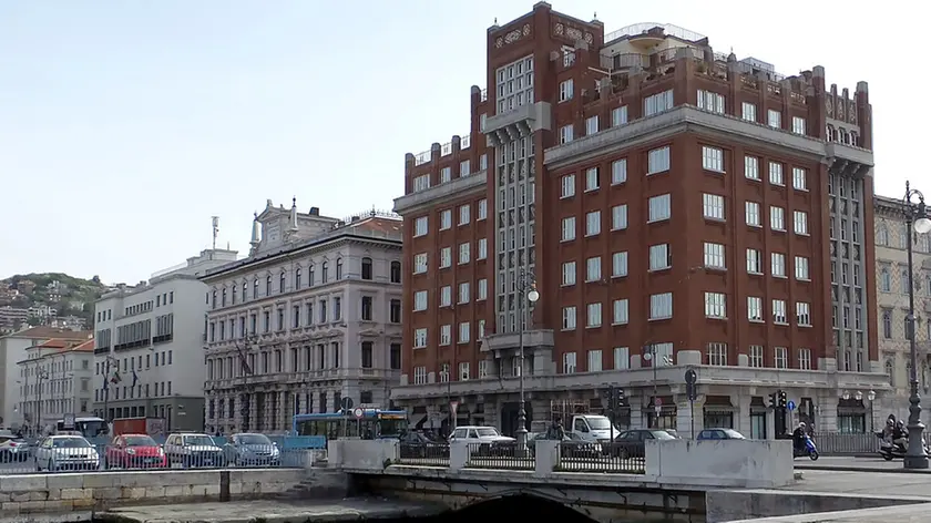 Lasorte Trieste 14/04/15 - Canale Ponterosso, Piazza Duca degli Abruzzi, Palazzi delle Assicurazioni Generali