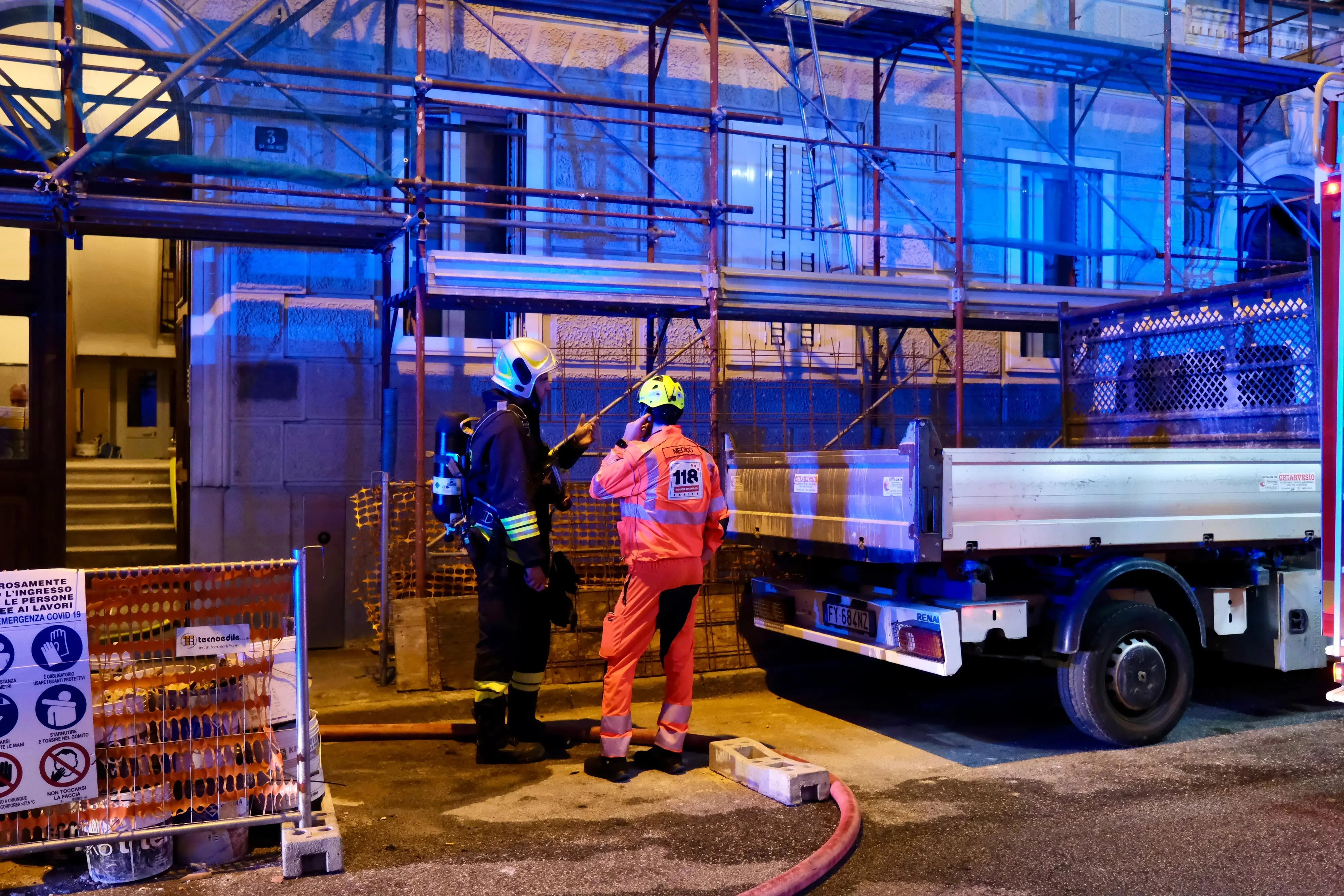 Sul tetto di una palazzina di cinque piani, sita al civico 3 si via Ricci a Trieste, intorno alle 20 di mercoledì è divampato un incendio che ha provocato l'esplosione di una bombola di gas. Sul posto i Vigili del fuoco, il 118, la Polizia di Stato e la Polizia Locale. Le foto di Massimo Silvano