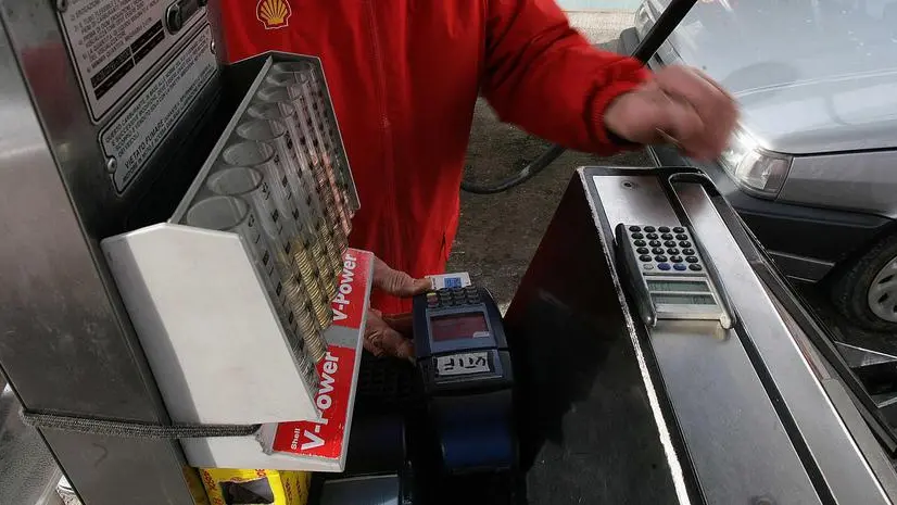 Un lettore pos per le tessere della benzina agevolata