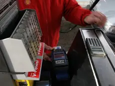 Un lettore pos per le tessere della benzina agevolata