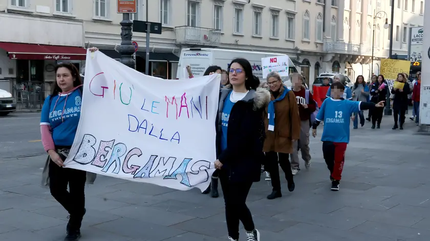 La protesta in piazza per la scuola Bergamas (Lasorte)