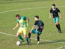 Lo sport dilettantistico è al centro del Dpcm: a sinistra un’immagine di Sistiana-San Luigi (Foto Lasorte)