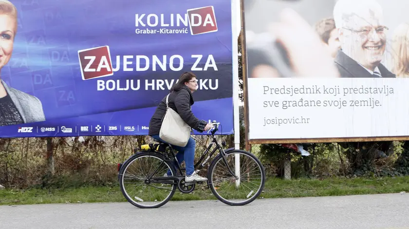 In bici a Zagabria davanti a due manifesti elettorali