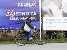 In bici a Zagabria davanti a due manifesti elettorali