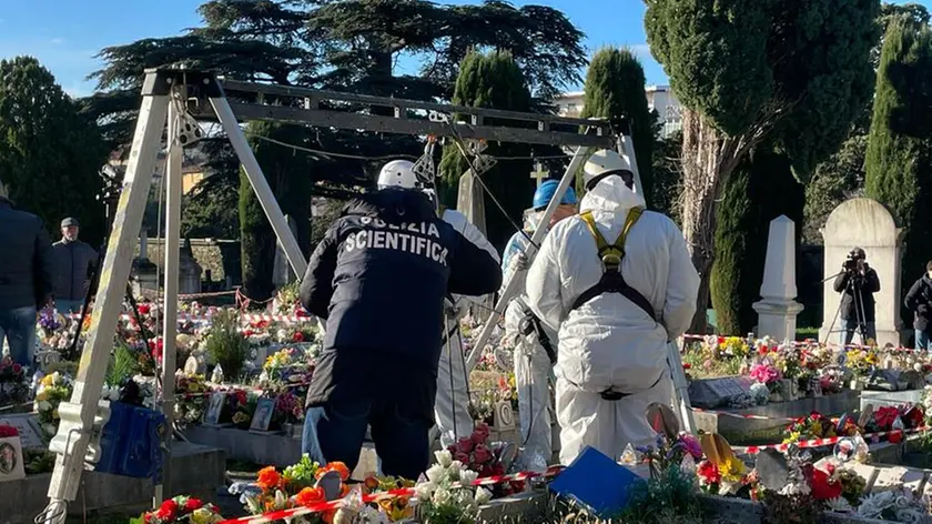 La riesumazione della salma di Liliana Resinovich al cimitero di Sant'Anna, Trieste. Foto di Massimo Silvano