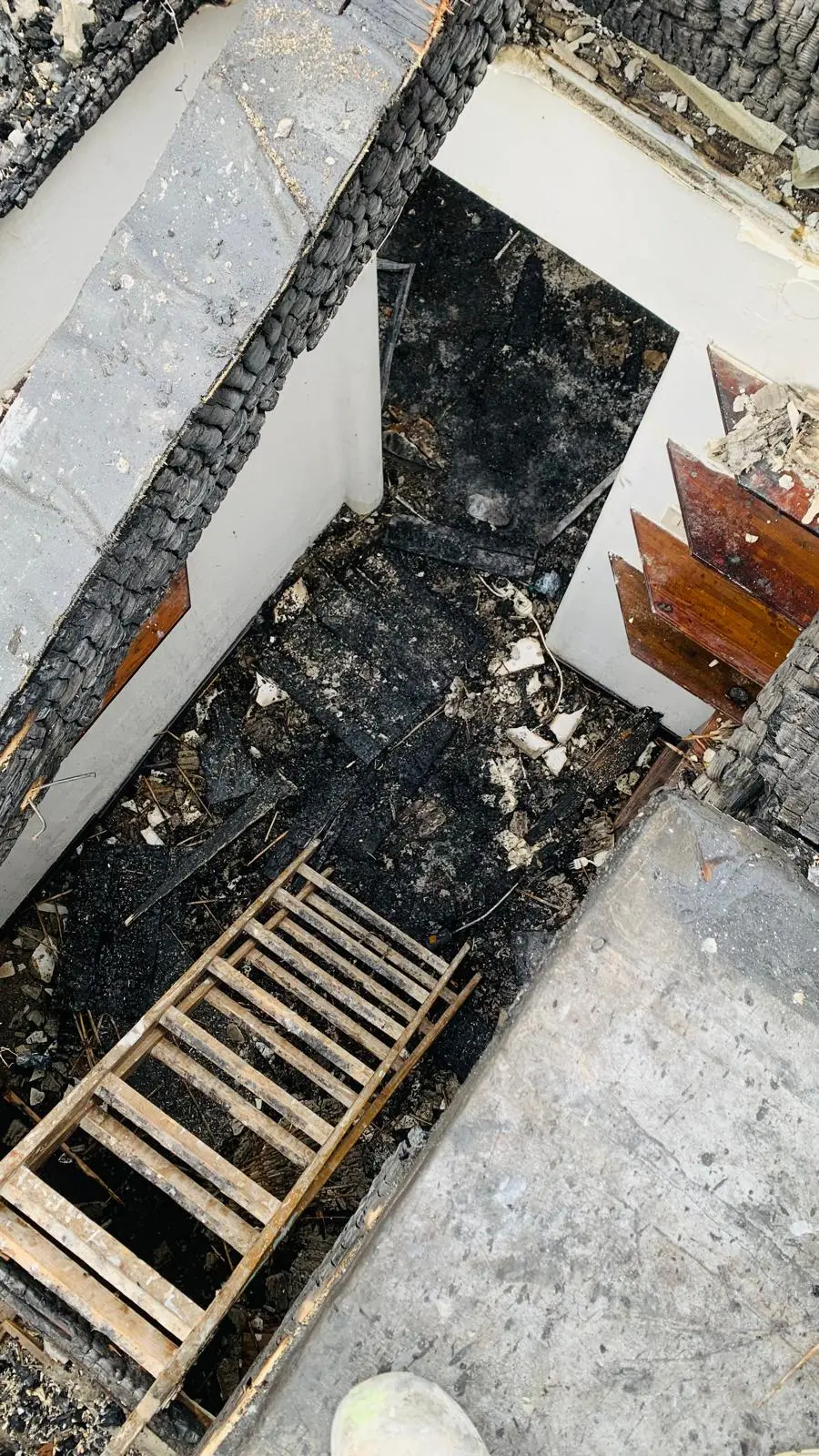 Ecco le foto dell'incendio e dell'esplosione avvenuta nella serata di ieri, mercoledì 18 settembre, sul tetto della palazzina al civico 3 di via Ricci, trasversale di via Cologna. Le immagini, acquisite anche dagli investigatori, aprono anche un'altra ipotesi: cioè che il rogo possa effettivamente essere divampato al quinto piano dello stabile, surriscaldando poi una bombola posizionata sul tetto dove sono in corso i lavori di ristrutturazione. La bombola è deflagrata proprio quando i pompieri erano sul tetto per domare le fiamme. Si sono salvati perché lo scoppio si è verificato sul lato opposto in cui si trovavano in quel momento. In corso di verifica l'impianto elettrico dell'alloggio sottostante al tetto. Intanto. si è tenuta questa mattina, giovedì 19 settembre, l'ispezione dei Vigili del fuoco. Aggiornamento di Gianpaolo Sarti