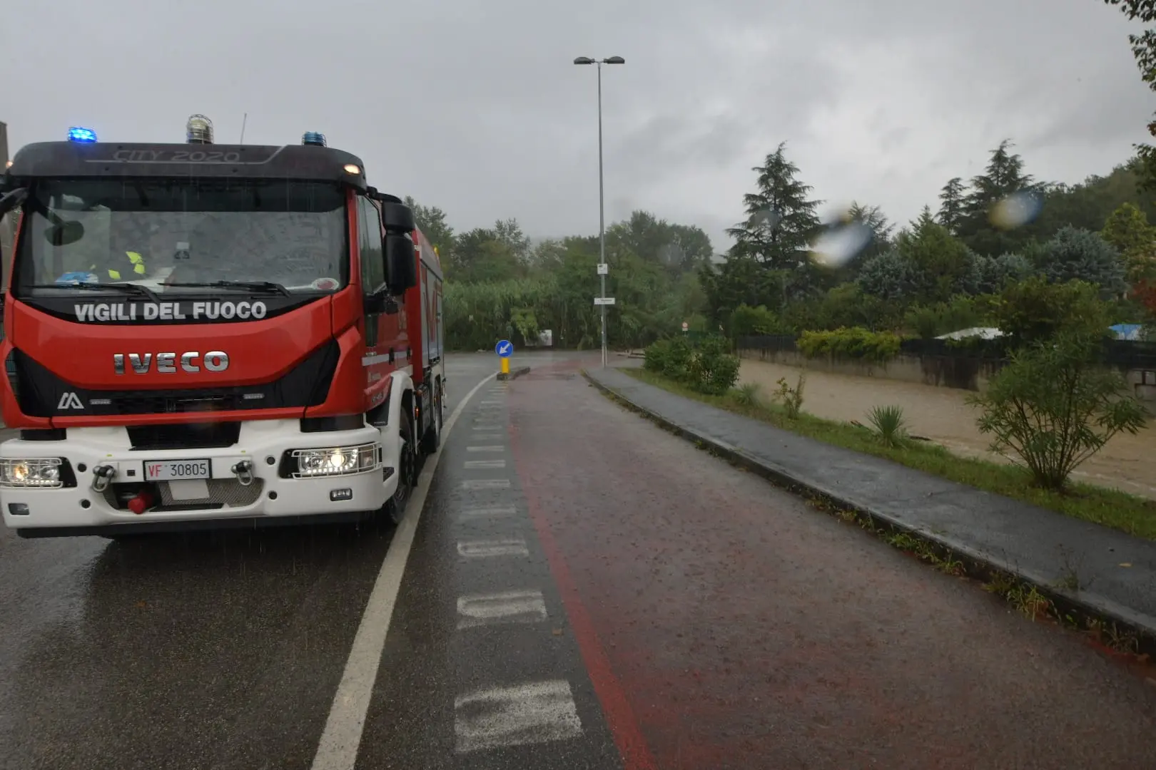Il violento temporale che si è abbattuto giovedì mattina nel territorio di Muggia ha provocato l'esondazione di Rio Menariolo con gli allagamenti che vediamo fotografati qui da Francesco Bruni. Qui l'articolo con gli aggiornamenti: https://ilpiccolo.gelocal.it/trieste/cronaca/2024/09/12/news/esonda_rio_menariolo_muggia_case_allagate-14625963/