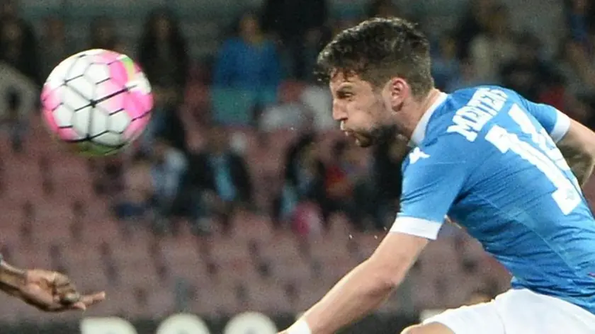 Napoli's Dries Mertens during the Italian Serie A soccer match between SSC Napoli and Bologna FC at San Paolo Stadium in Naples, 19 April 2016. ANSA/ CIRO FUSCO