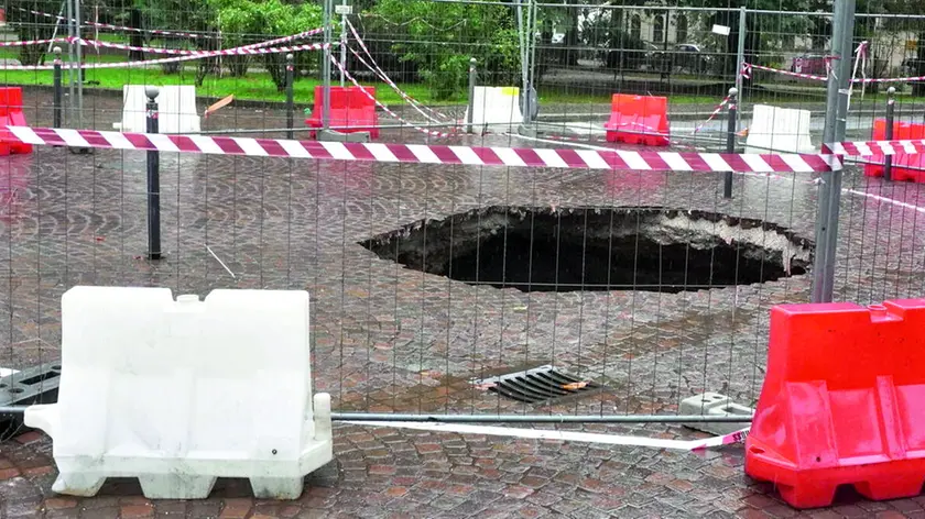 La voragine che si è aperta in via Cadorna a Gorizia Foto Bumbaca/Marega
