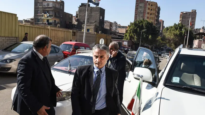 L'ambasciatore d'Italia in Egitto, Maurizio Massari, raggiunge il luogo dov'è custodita la salma di Giulio Regeni